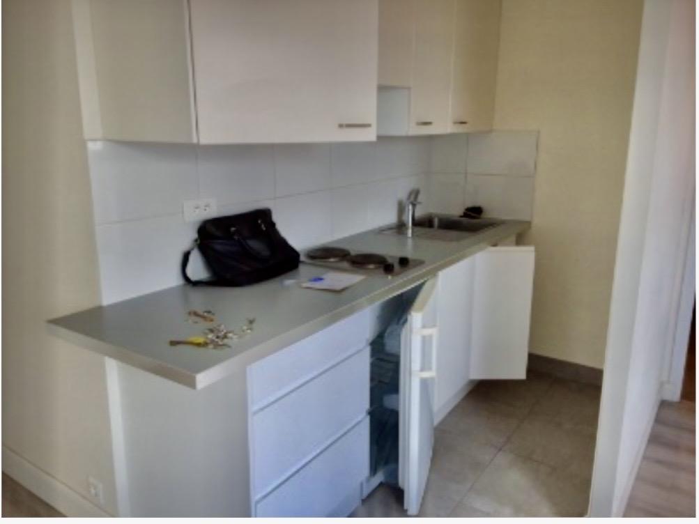 A LOUER GRAND STUDIO 35m² PARIS VIIIème EN DERNIER ETAGE VUE SUR LES TOITS