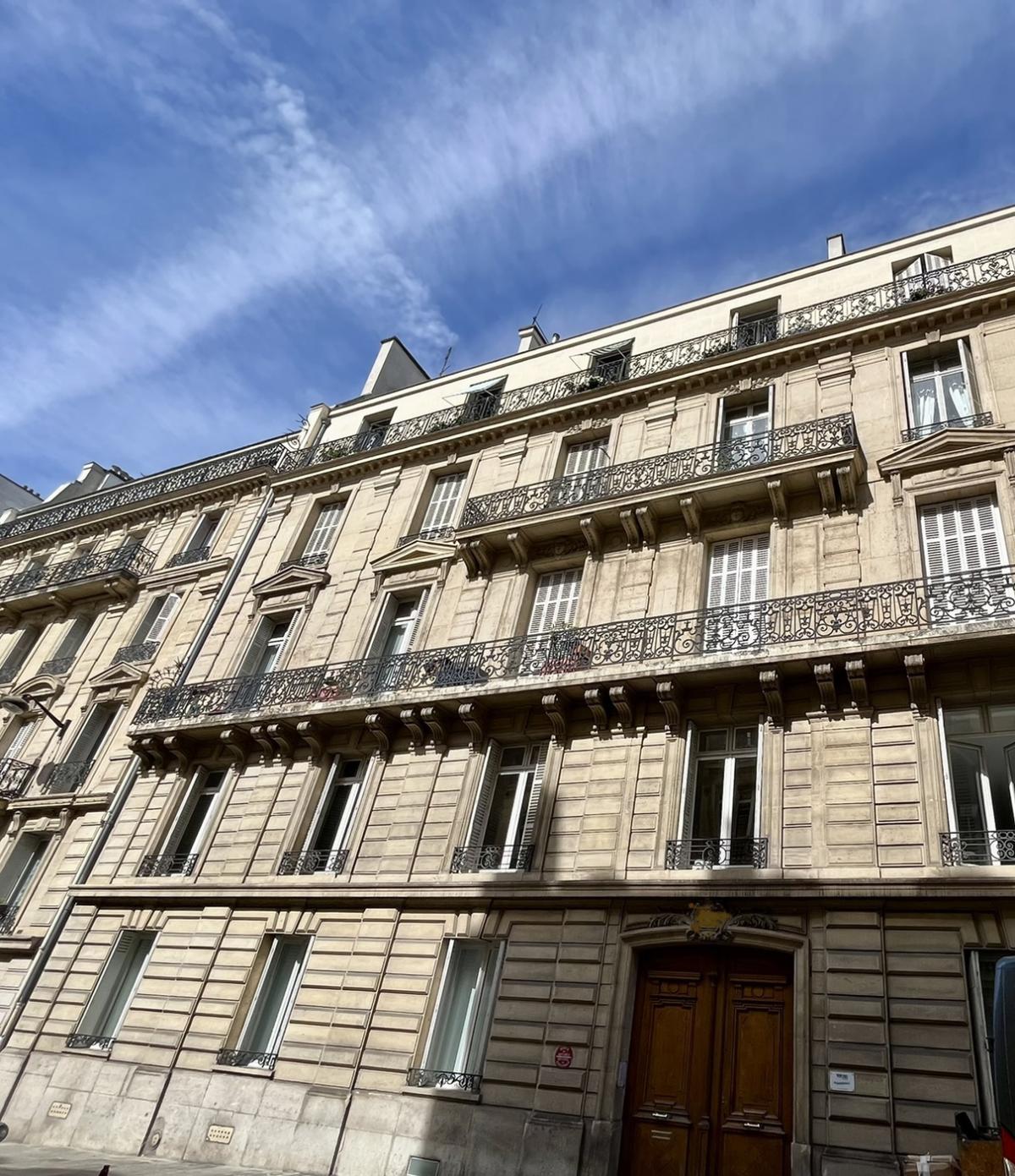 A LOUER GRAND STUDIO 35m² PARIS VIIIème EN DERNIER ETAGE VUE SUR LES TOITS