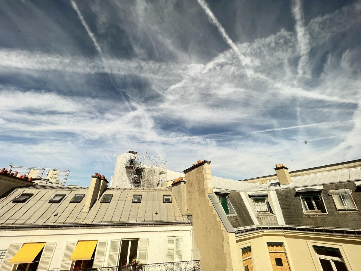 A LOUER GRAND STUDIO 35m² PARIS VIIIème EN DERNIER ETAGE VUE SUR LES TOITS