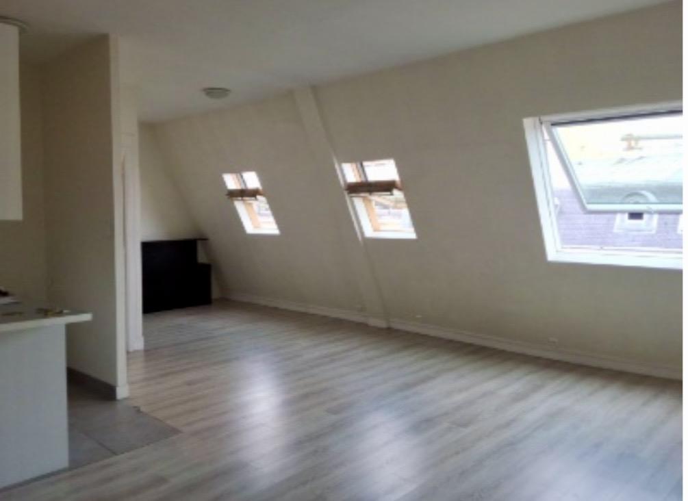 A LOUER GRAND STUDIO 35m² PARIS VIIIème EN DERNIER ETAGE VUE SUR LES TOITS
