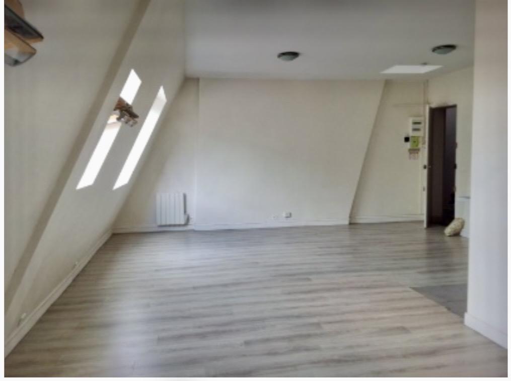 A LOUER GRAND STUDIO 35m² PARIS VIIIème EN DERNIER ETAGE VUE SUR LES TOITS