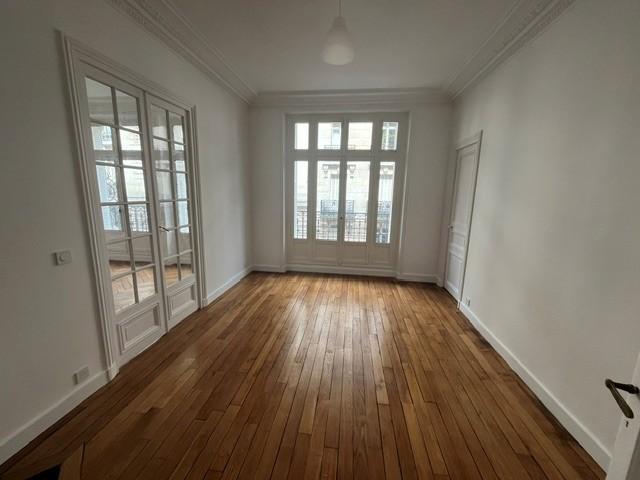 Paris XVIIème, Magnifique 3/4 Pièces de 83m² avec Balcon