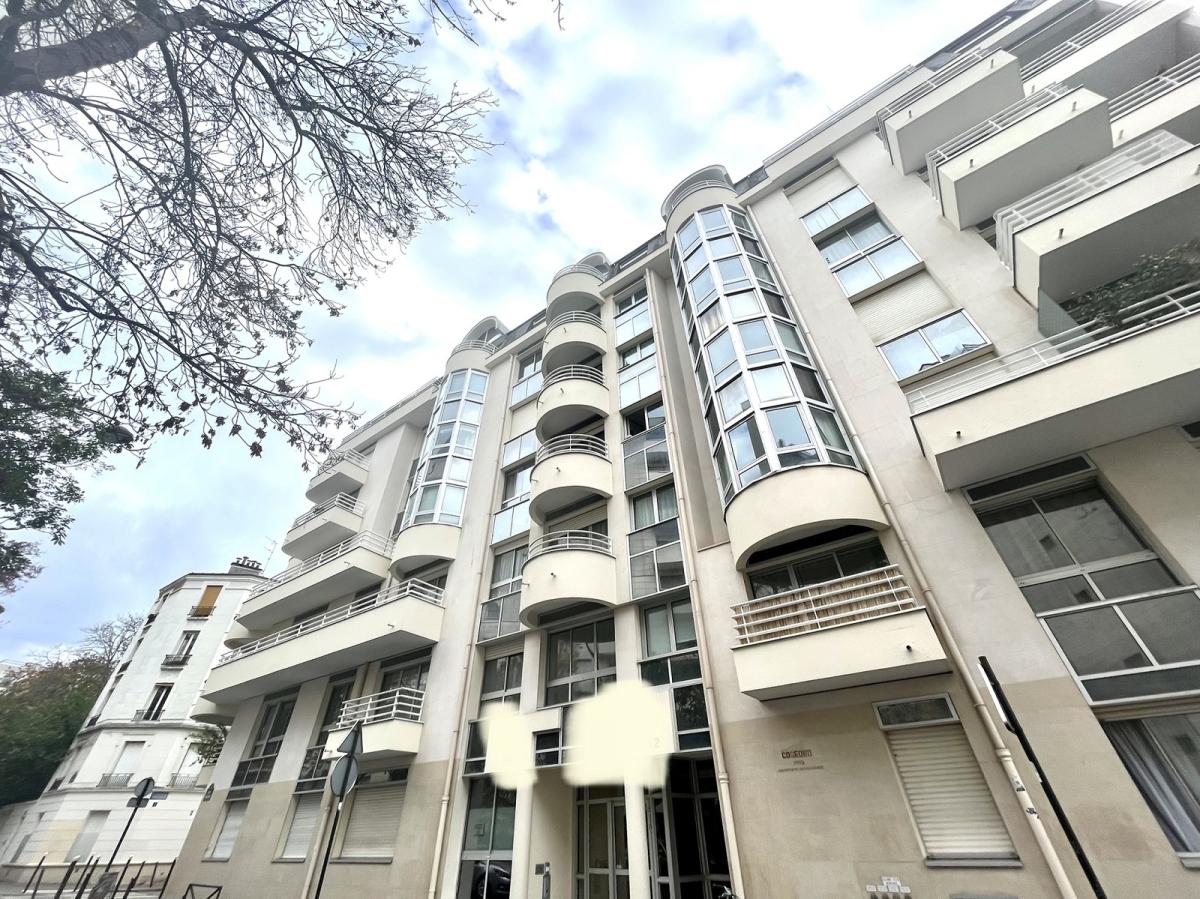 A LOUER 5 Pièces 114,87m² PARIS XVème - BALCONS- PARKING