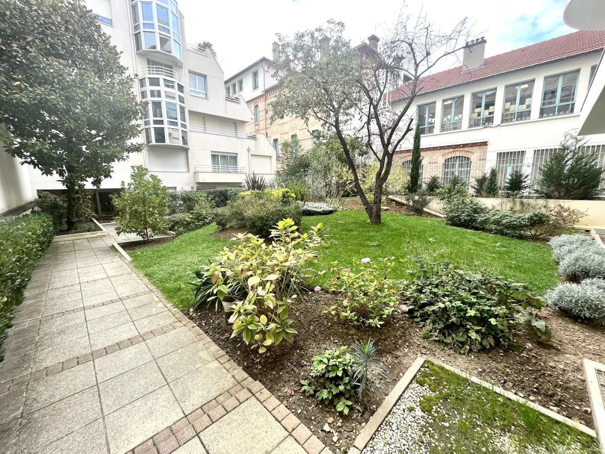 A LOUER 5 Pièces 114,87m² PARIS XVème - BALCONS- PARKING