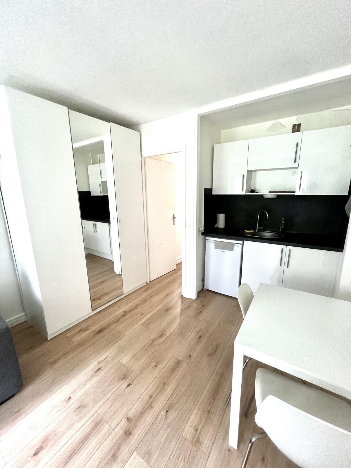 STUDIO MEUBLE 22m2  M°BOUCICAUT