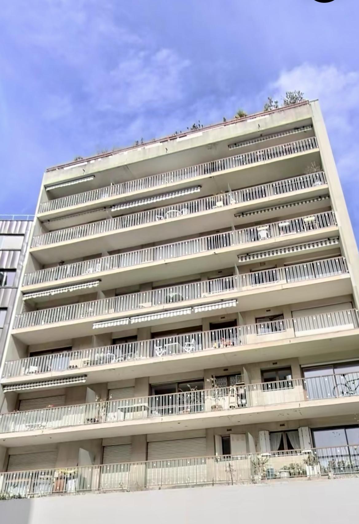 STUDIO MEUBLE 22m2  M°BOUCICAUT