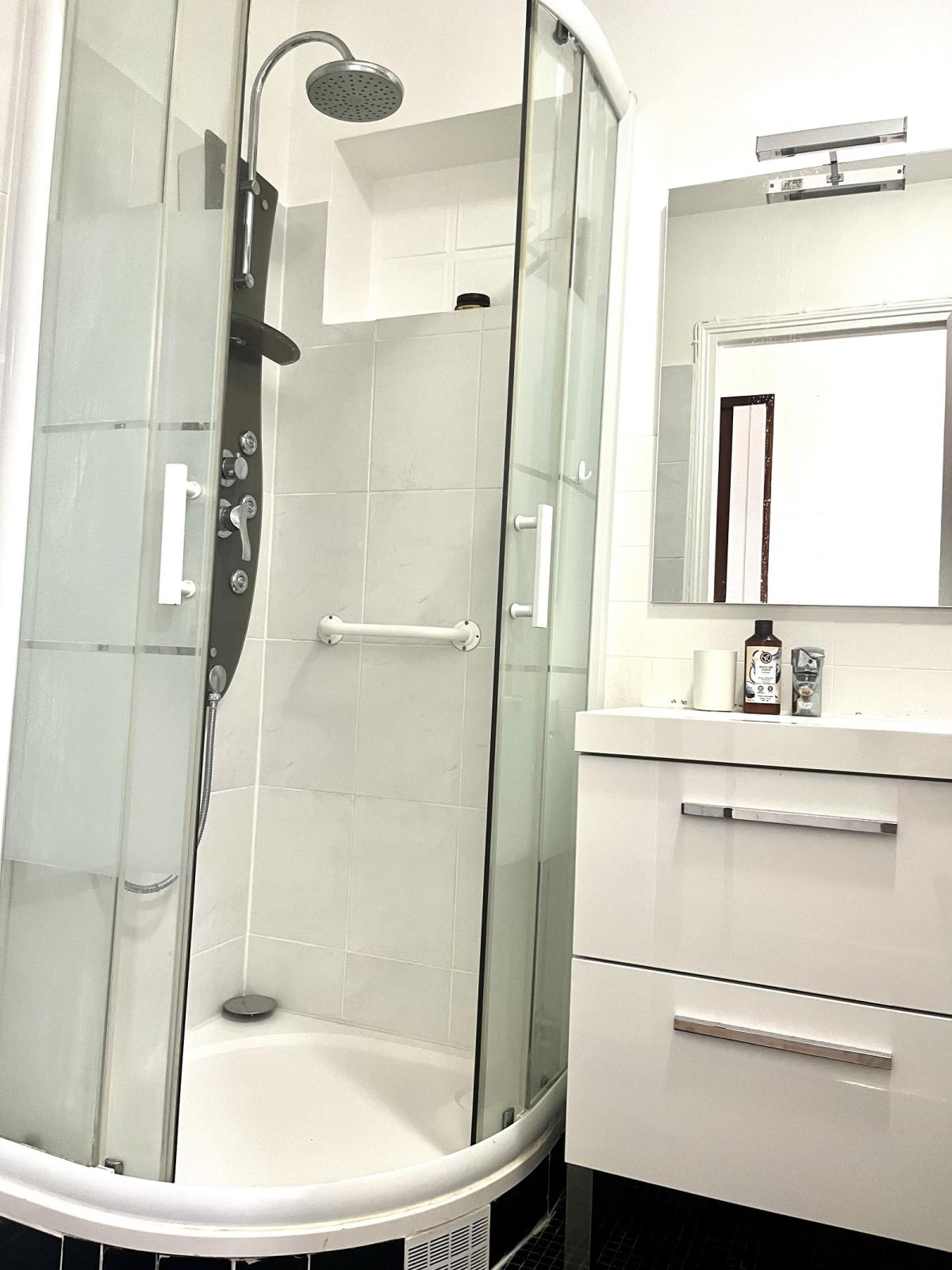 STUDIO MEUBLE 22m2  M°BOUCICAUT