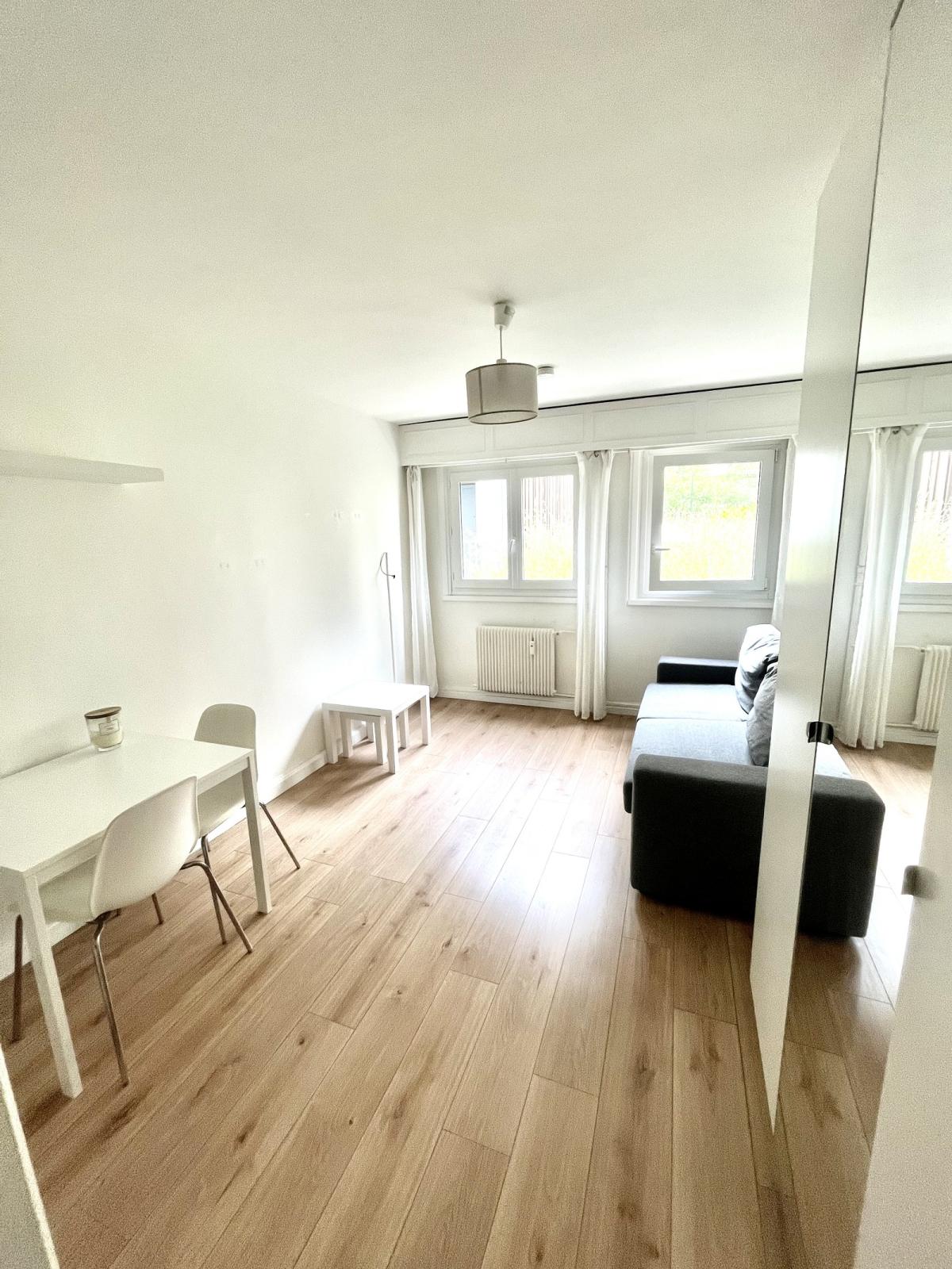 STUDIO MEUBLE 22m2  M°BOUCICAUT