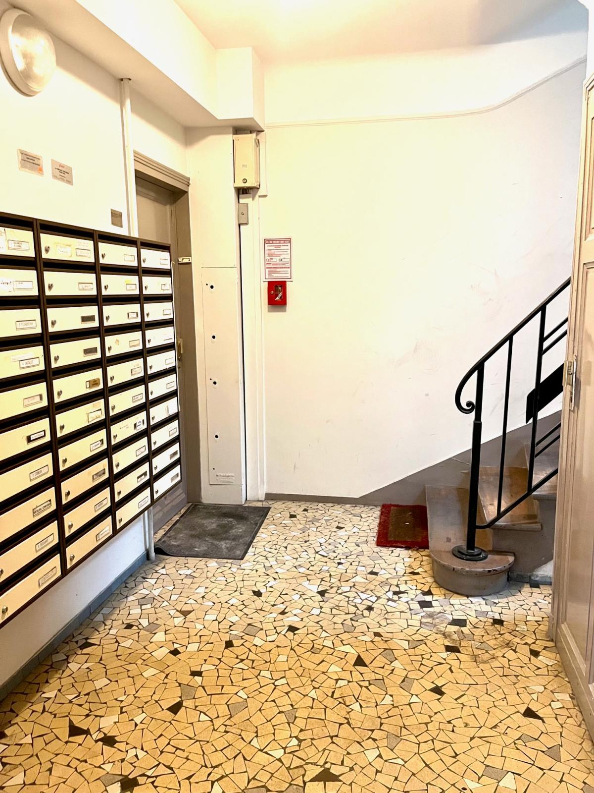 Paris XVème, métro Dupleix, Beau Studio en dernier étage rénové