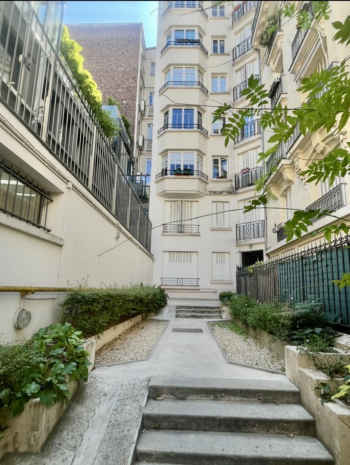A LOUER 75017 PARIS TERNES STUDIO MEUBLE