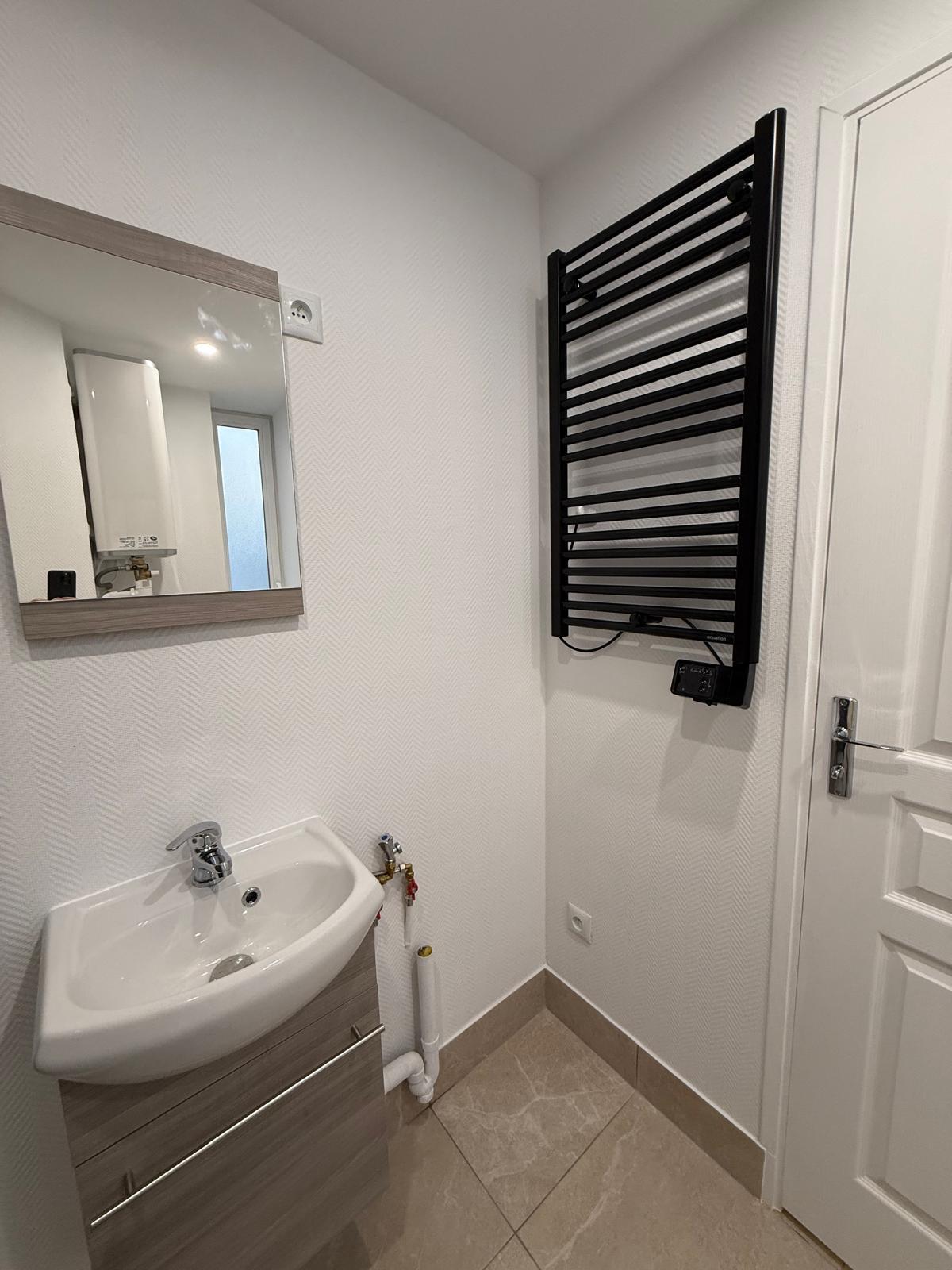 A LOUER STUDIO 18.47m² PARIS XVème. REFAIT NEUF