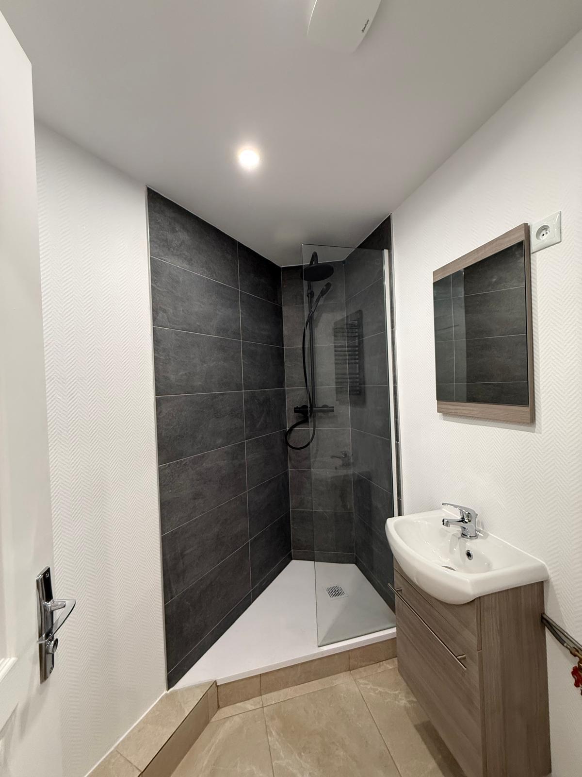 A LOUER STUDIO 18.47m² PARIS XVème. REFAIT NEUF