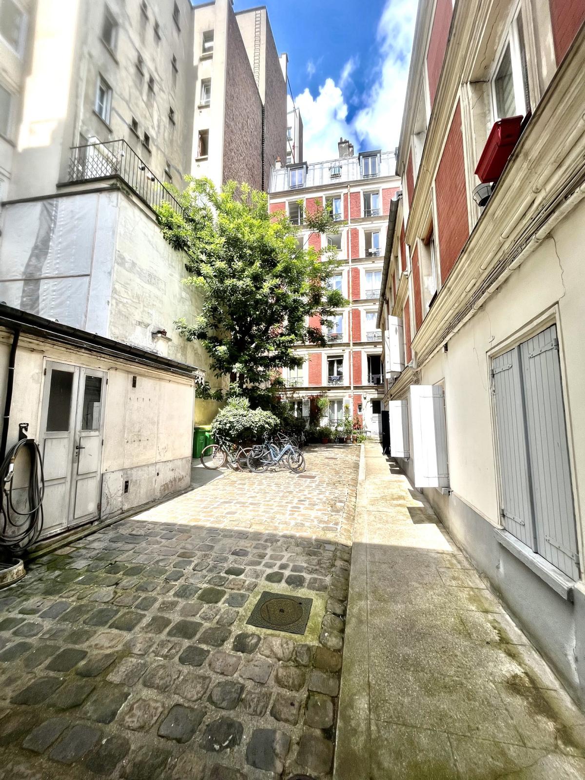 Paris XVIIIème, Abessses, 2 pièces refait neuf