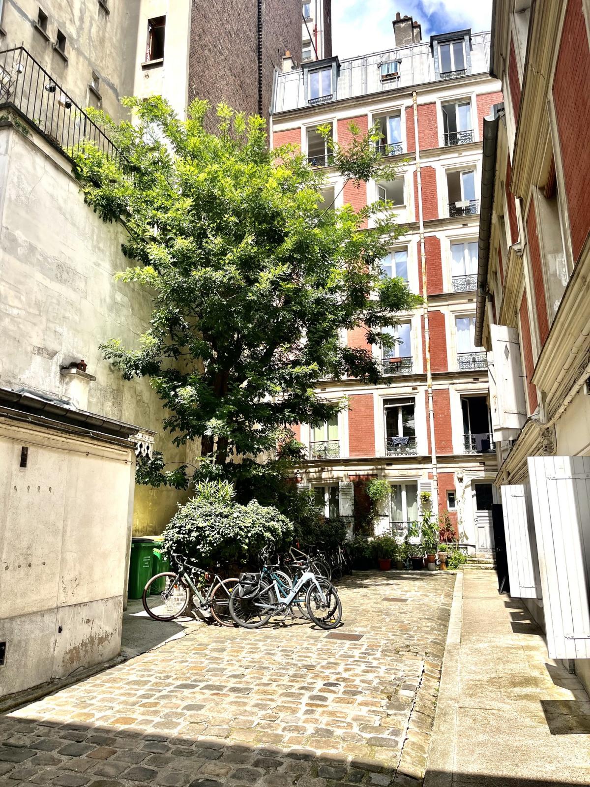 Paris XVIIIème, Abessses, 2 pièces refait neuf